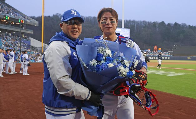 박진만 감독에게 축하 꽃다발 받는 2500G 출장 강민호
