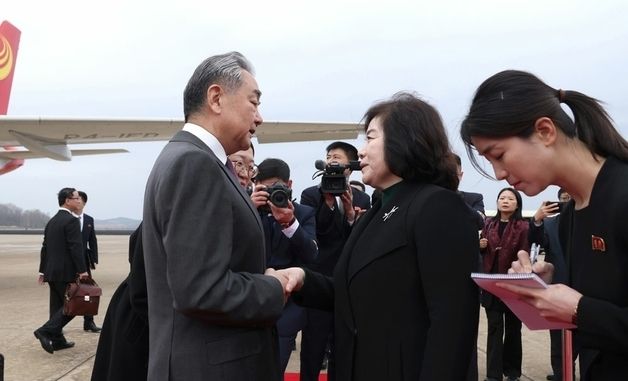 평양 도착한 왕이 중국 외교부장…北 최선희 외무상이 공항서 맞이