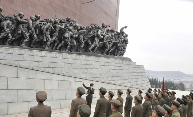北 백두산 답사행군대 출발모임, 김일성·김정일 동상 앞에서 진행
