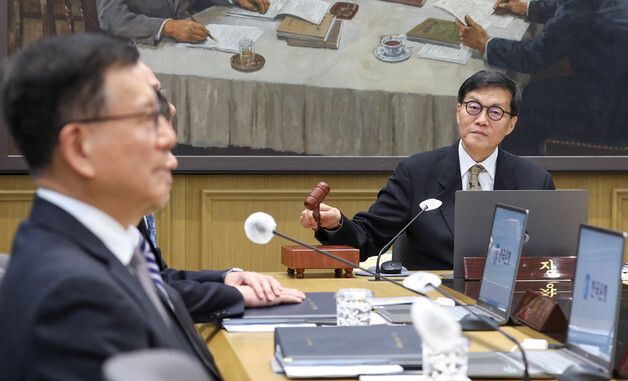 의사봉 두드리는 이창용 총재