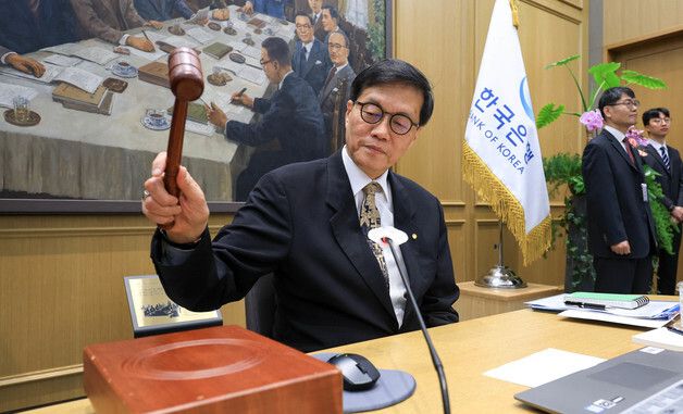 금통위 본회의, 의사봉 두드리는 이창용 총재