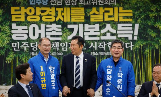 담양군수 후보들과 인사하는 정청래