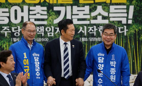 담양 군수후보들과 인사나누는 정청래 대표