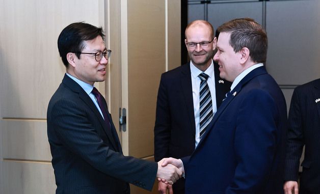 핀란드 외교통상개발장관과 대화 나누는 여한구 본부장