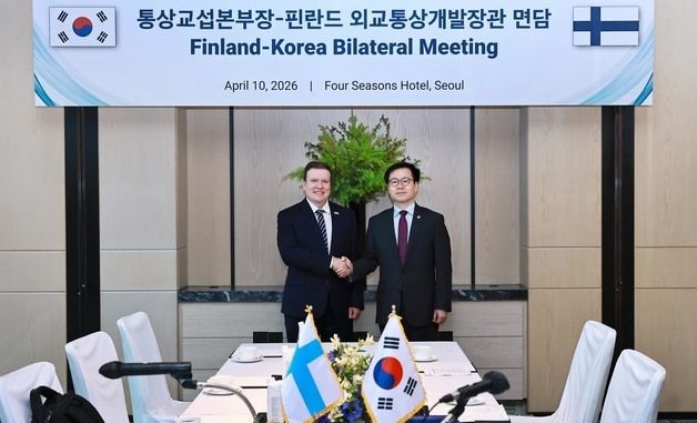 핀란드 외교통상개발장관과 기념촬영하는 여한구 본부장