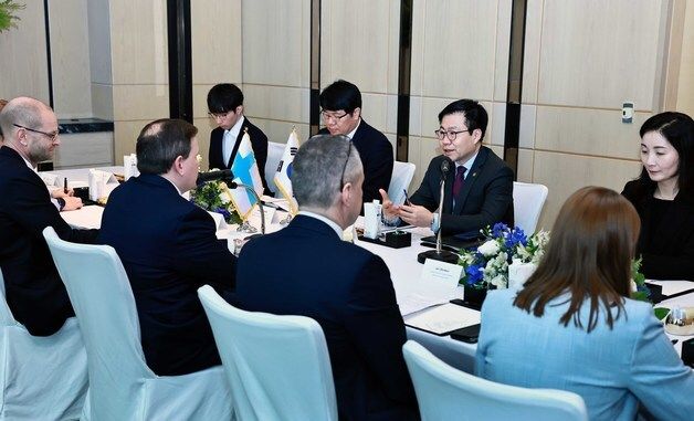 핀란드 외교통상개발장관 면담하는 여한구 본부장