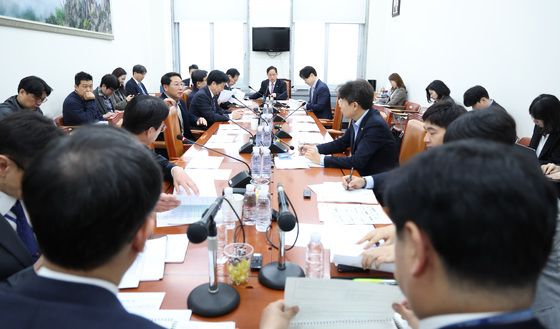 법안 논의하는 재경위 조세소위원회