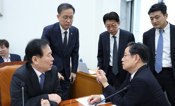 대화 나누는 조세소위원회 위원들