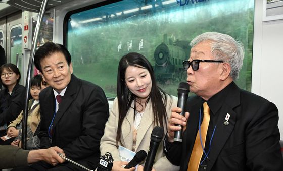 감회 밝히는 명계남 황해도지사