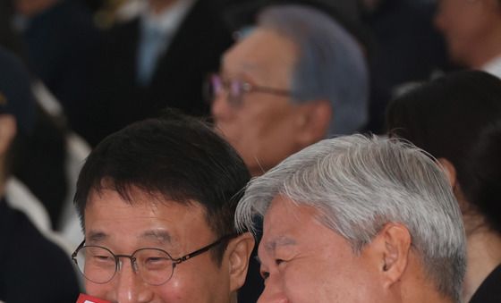 대화하는 한병도·서왕진