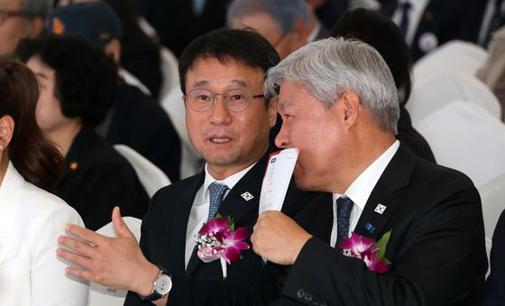 임시의정원 기념식 대화하는 한병도·서왕진