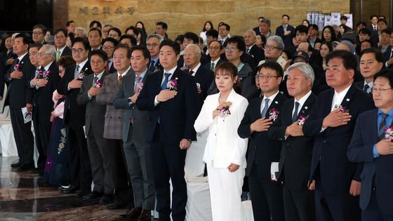 국민의례하는 임시의정원 개원 기념식 참석자들
