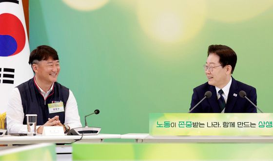 미소 짓는 이재명 대통령·양경수 위원장