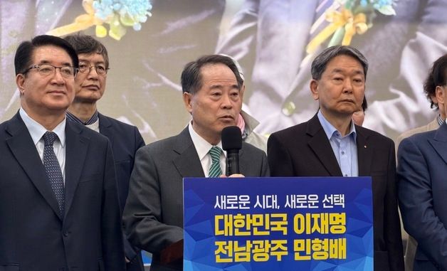 기자회견하는 최형식 전 담양군수