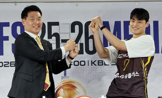 세리머니하는 LG 조상현 감독과 유기상