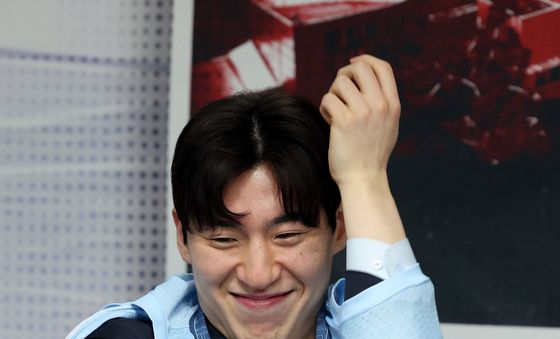 정장 위에 유니폼 입는 소노 이정현