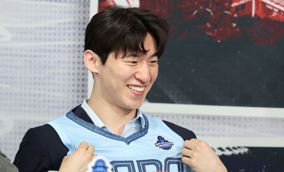 정장 위에 유니폼 입는 소노 이정현