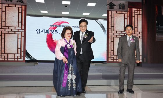 임시의정원 의장 후손 안내하는 우원식 국회의장