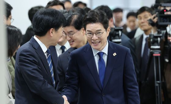 국회 기자회견 앞두고 악수 나누는 정원오