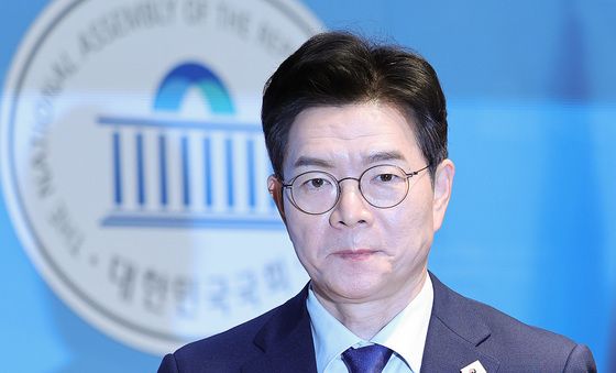 기자회견장 나서는 정원오