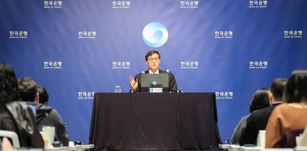 질문에 답하는 이창용 총재