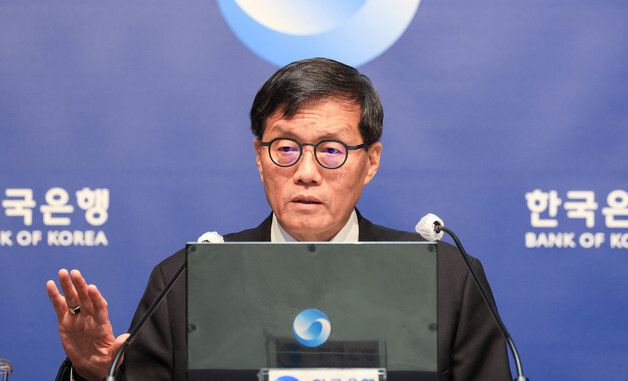 취재진 질문에 답하는 이창용 한은 총재