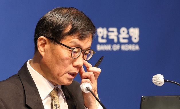 간담회 답변하는 이창용 총재