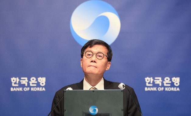 질문 받는 이창용 총재