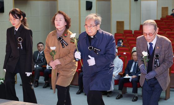 헌화하는 함세웅 회장