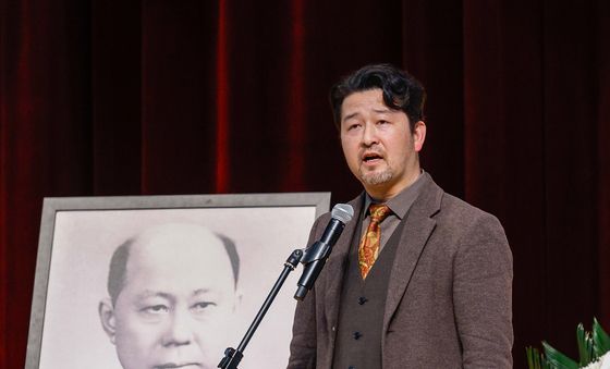 혁명일기 낭독하느 배우 황건