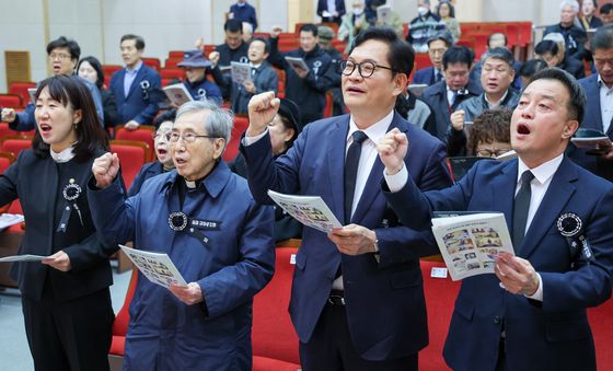 독립군가 부르는 강윤진·함세웅·송영길·윤준호