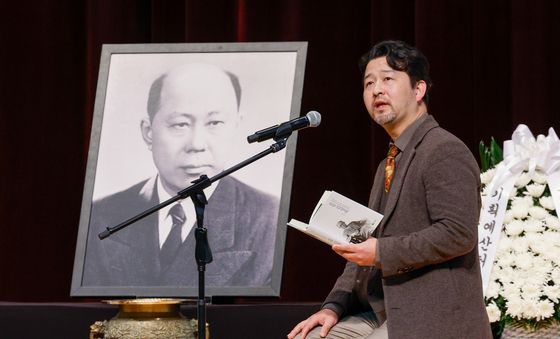 혁명일기 낭독하는 황건