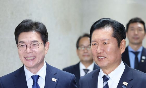 손잡고 걷는 정청래·정원오