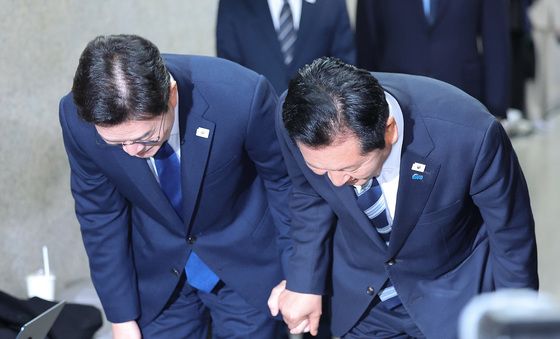 손잡고 인사하는 정청래·정원오