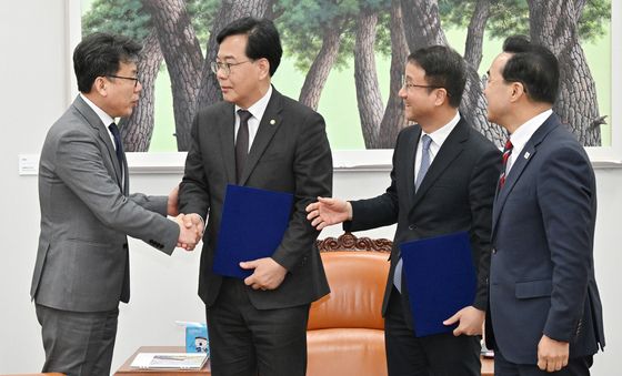 여야 원내대표 격려하는 진성준 예결위원장