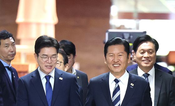 손 잡고 걷는 정청래·정원오