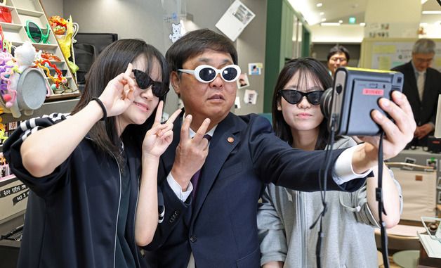 최휘영 장관, 청소년들과 함께 '선글라스 셀카'