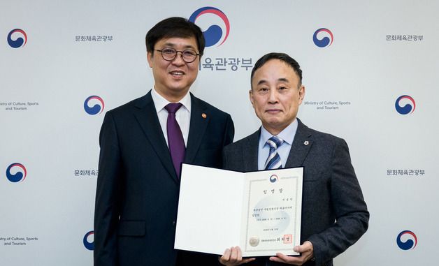 최휘영 장관, 서승만 신임 국립정동극장 대표이사에 임명장 수여