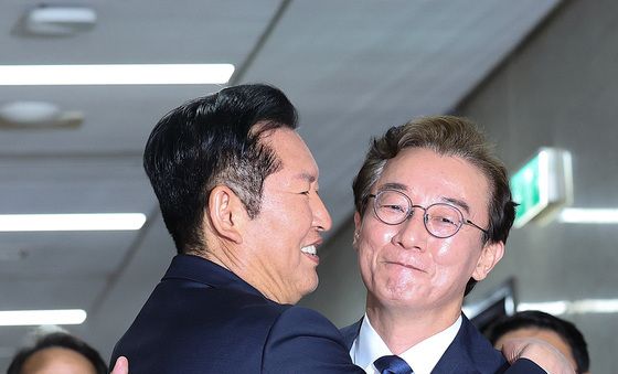 포옹하는 정청래·전재수