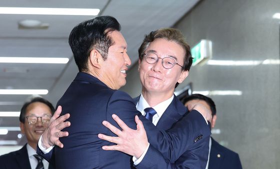 전재수 끌어안는 정청래 대표