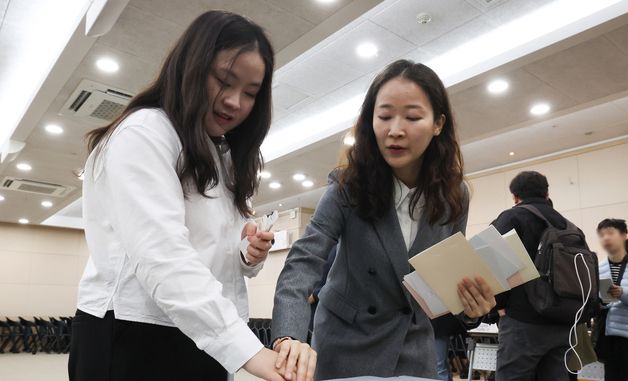 사전투표 체험하는 시각장애인 참가자