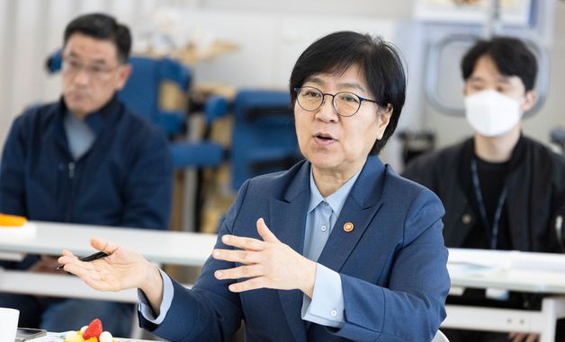 발언하는 정은경 장관