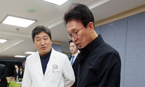 병원 의료필수품 살펴보는 김민석 국무총리