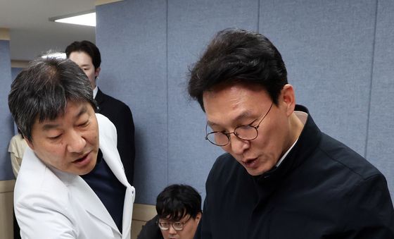 의료필수품 살펴보는 김민석 총리