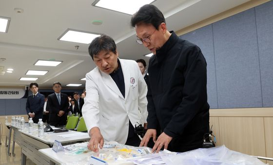 김민석 총리, 의료필수품 현황 점검