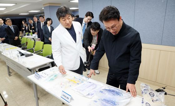 의료필수품 살펴보는 김민석 총리