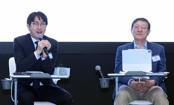 하정우 수석 발언 듣는 허태수 회장