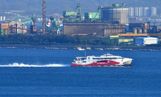 전속으로 달리는 엘도라도 익스프레스호