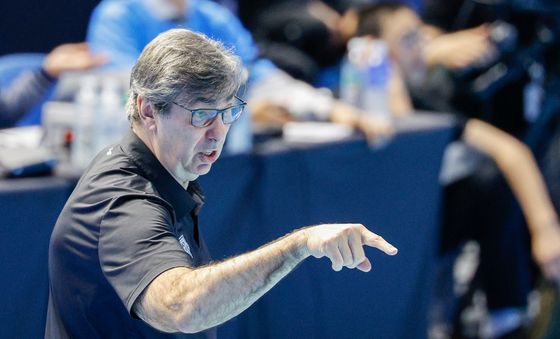 작전 지시하는 블랑 감독