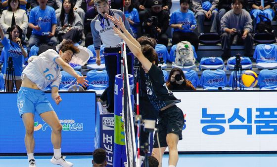 스파이크 날리는 정한용